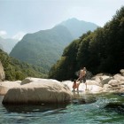 Badende in der Verzasca bei Lavertezzo _Gian Marco Castelberg & Maurice Haas